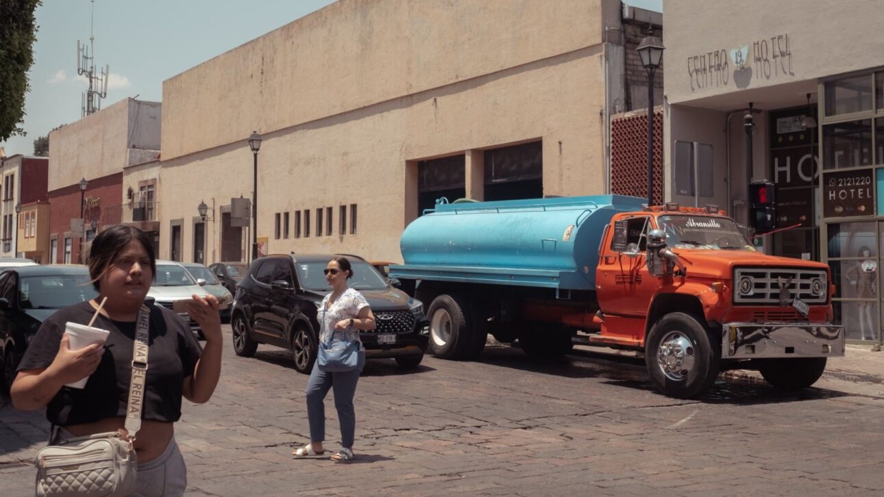 Um reservatório de água é esvaziado no centro de Querétaro, México. Fotografia: Alejandra Rajal/The Guardian