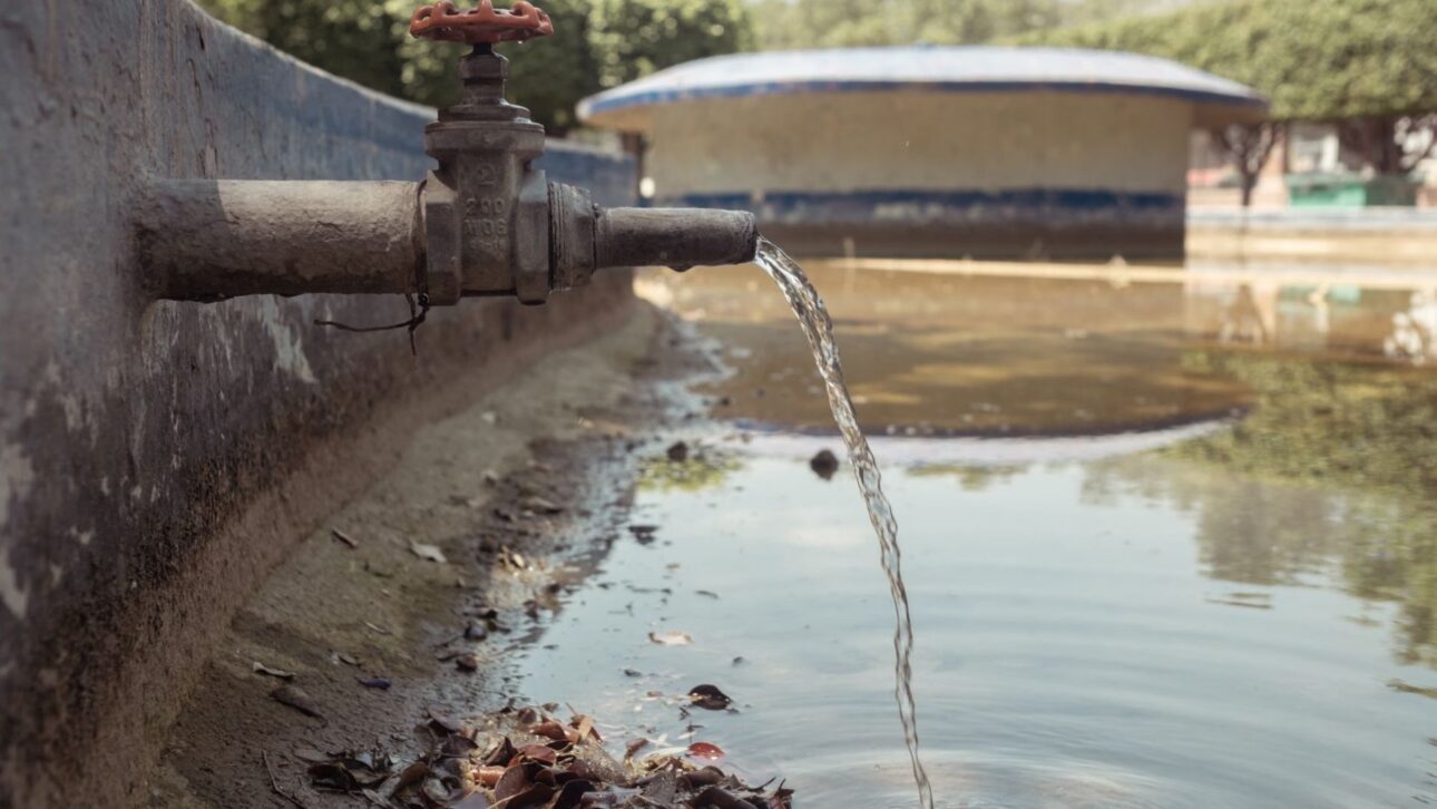 Uma fonte permanece quase vazia, exceto por um fio de água que sai de uma torneira e que serve de bebedouro para pássaros, em Querétaro, México. Fotografia: Alejandra Rajal/The Guardian.