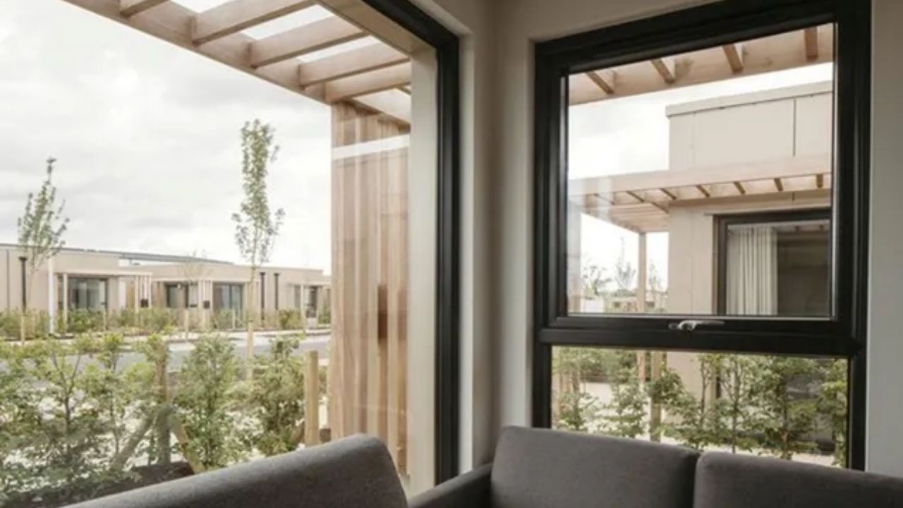 Casas modulares na Irlanda usam construção rápida após guerra na Ucrânia e podem apoiar crises habitacionais futuras.