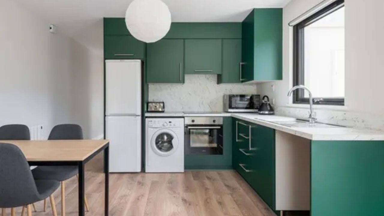 Casas modulares na Irlanda usam construção rápida após guerra na Ucrânia e podem apoiar crises habitacionais futuras.