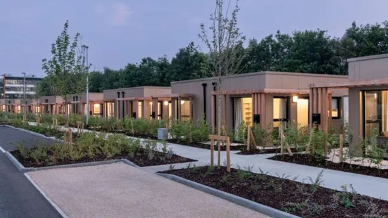 Irlanda instalou 654 casas modulares em 11 locais para acolher 2.640 pessoas que fugiram da guerra na Ucrânia, usando unidades feitas fora do terreno, garantia de 60 anos e estrutura (5)
