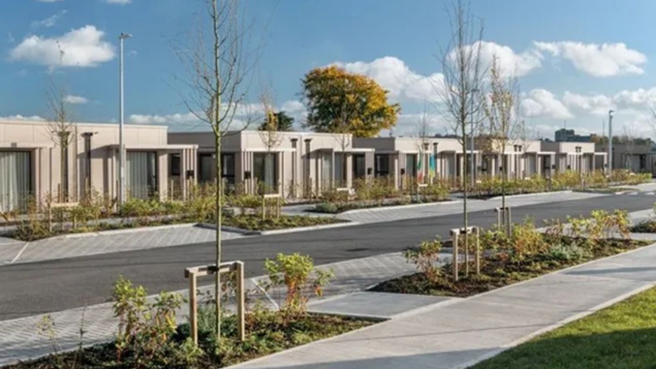 Casas modulares na Irlanda usam construção rápida após guerra na Ucrânia e podem apoiar crises habitacionais futuras.