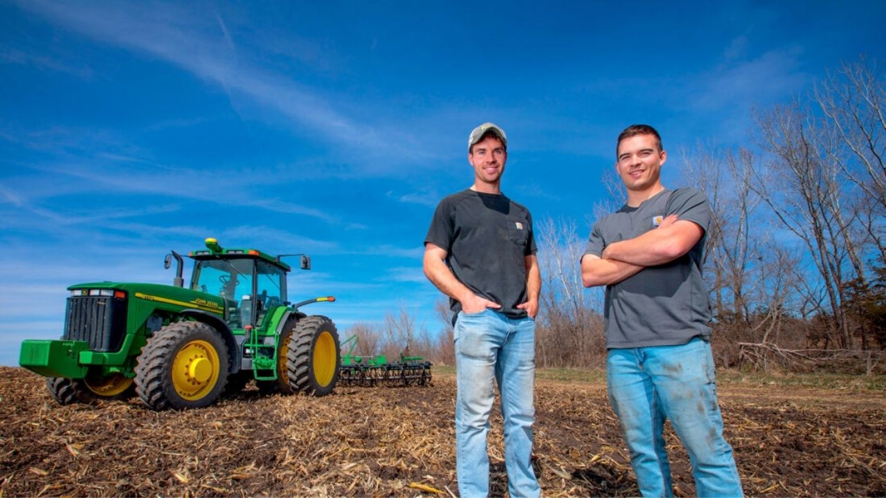 Jovem de Iowa usou Farming Simulator no YouTube para comprar fazenda e revelar nova porta da agricultura para quem sonha entrar no campo.