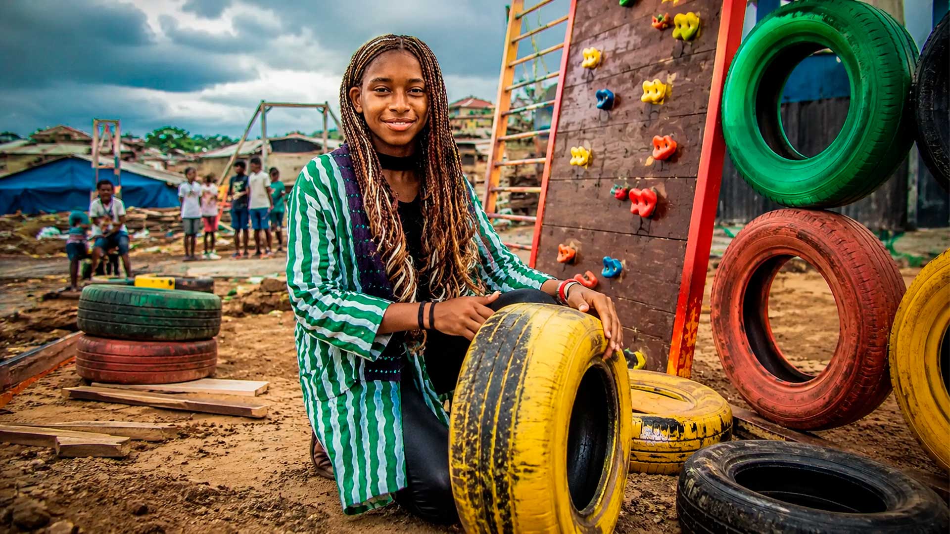 Jovem nigeriana cria parque infantil com pneus reciclados em antigo terreno de lixo e vence prêmio ambiental internacional de US$ 12,5 mil