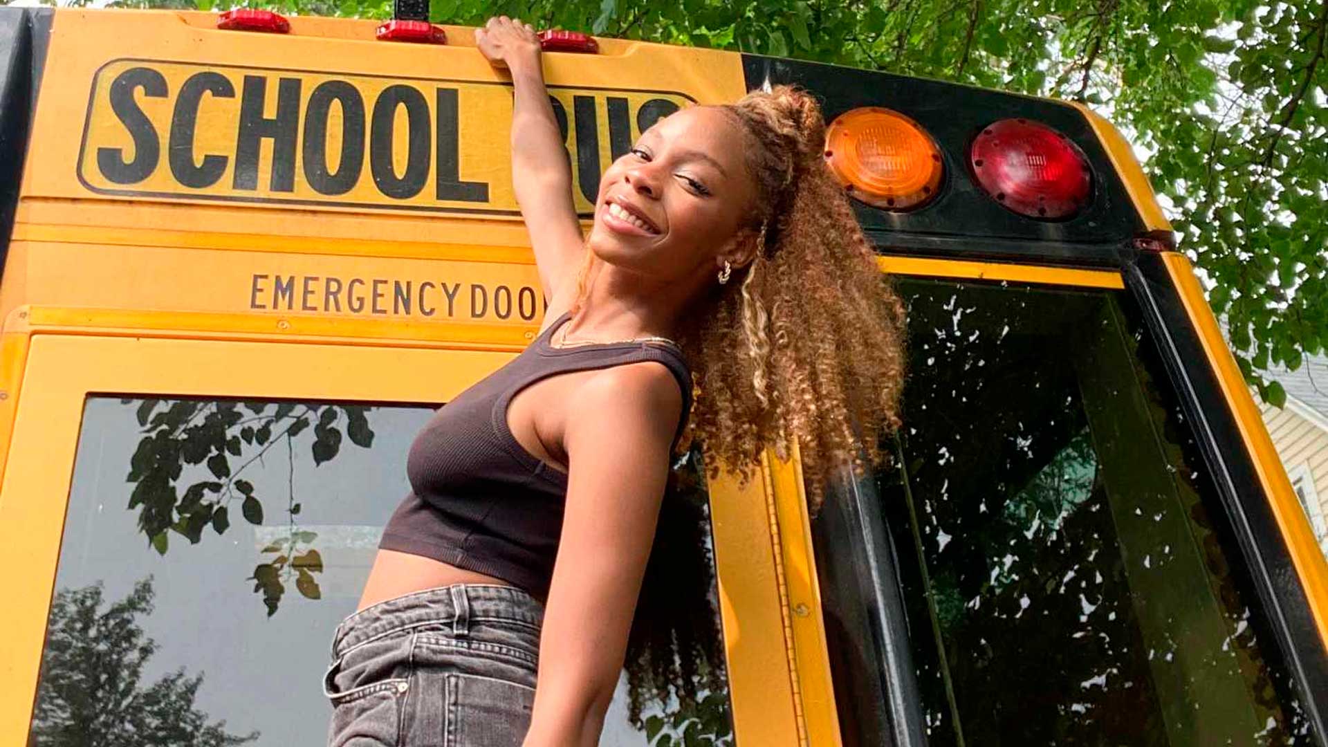 Jovem transforma ônibus escolar em casa móvel após gastar até US$ 35 mil em reforma para reduzir custos com aluguel