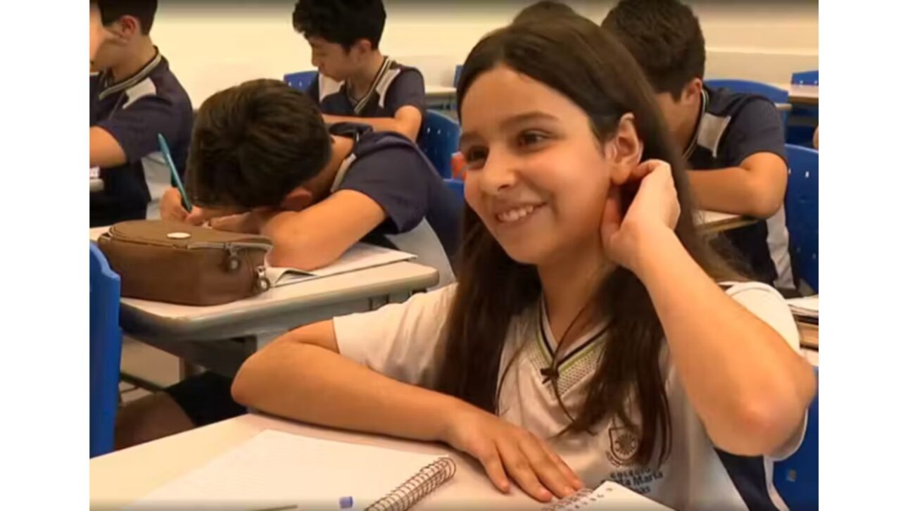 A menina brasileira criou uma fórmula simples, que descobre a raiz quadrada de qualquer número em segundos. - Foto: Reprodução/Jornal Nacional.