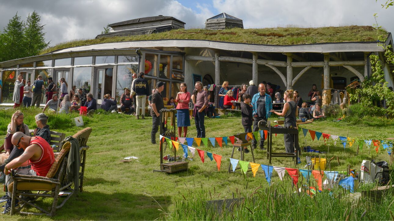 Lammas Ecovillage, no País de Gales, reúne casas construídas com materiais naturais, vida de baixo impacto e ajudou a inspirar a política One Planet Development.