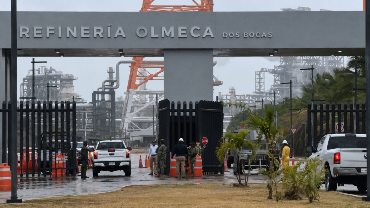Limpieza de 549 m³ de combustibles fósiles fue realizada en puntos estratégicos dentro o cerca de la refinería Olmeca.