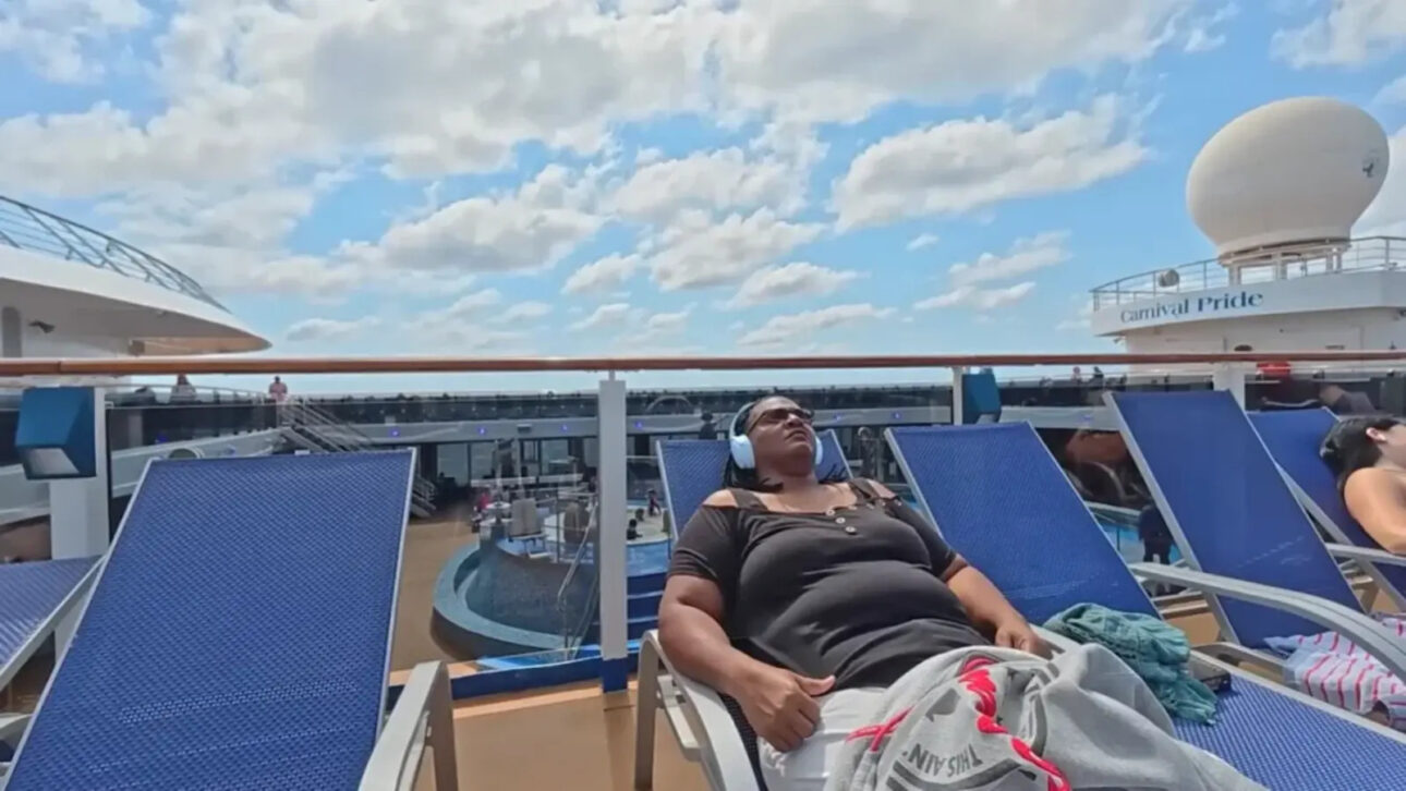Mulher prefere viver em alto mar em navios de cruzeiro e ainda revela economia nas contas
