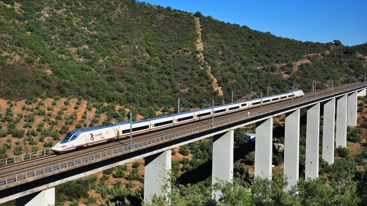 Bullet train between Madrid and Barcelona uses aerodynamic sleepers to aim for 350 km/h, but vibrations challenge the project.