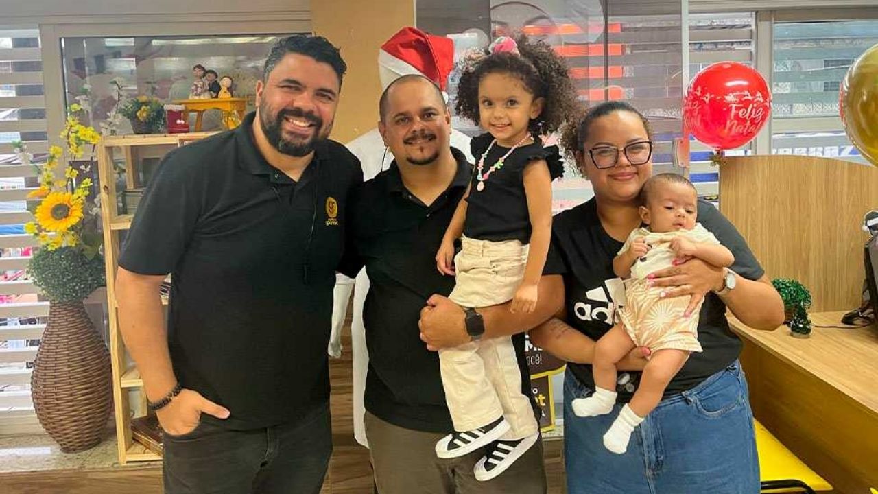 Mãe de 4 filhos começou como vendedora e virou dona de 4 franquias: Pamela Oliveira assumiu a primeira unidade, viu o faturamento mais que duplicar e transformou rotina corrida
