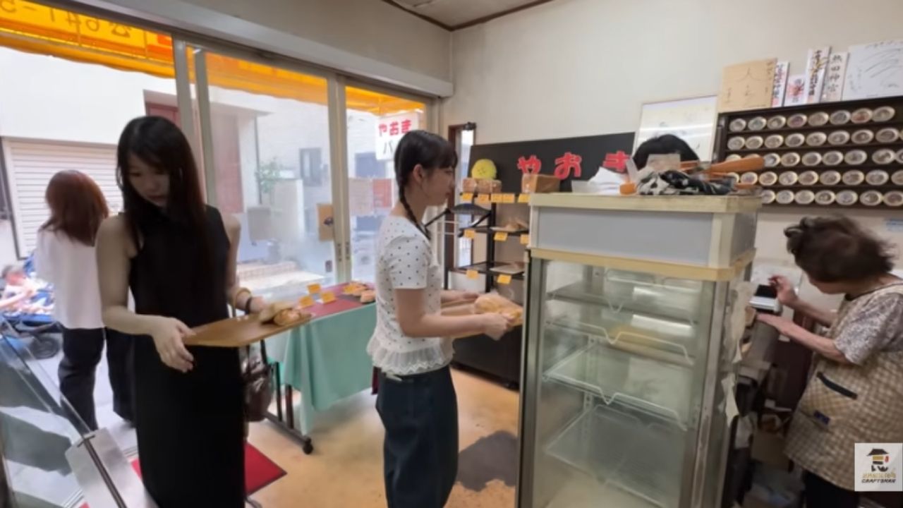 Padaria familiar em Fukuoka tem mãe de 84 anos, pães feitos à mão e preços baixos no Japão.