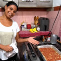 Mãe de quatro filhos enfrenta dificuldades financeiras em São Paulo, troca empregos fora de casa por tortas doces e salgadas e transforma a cozinha em fonte de renda para sustentar a