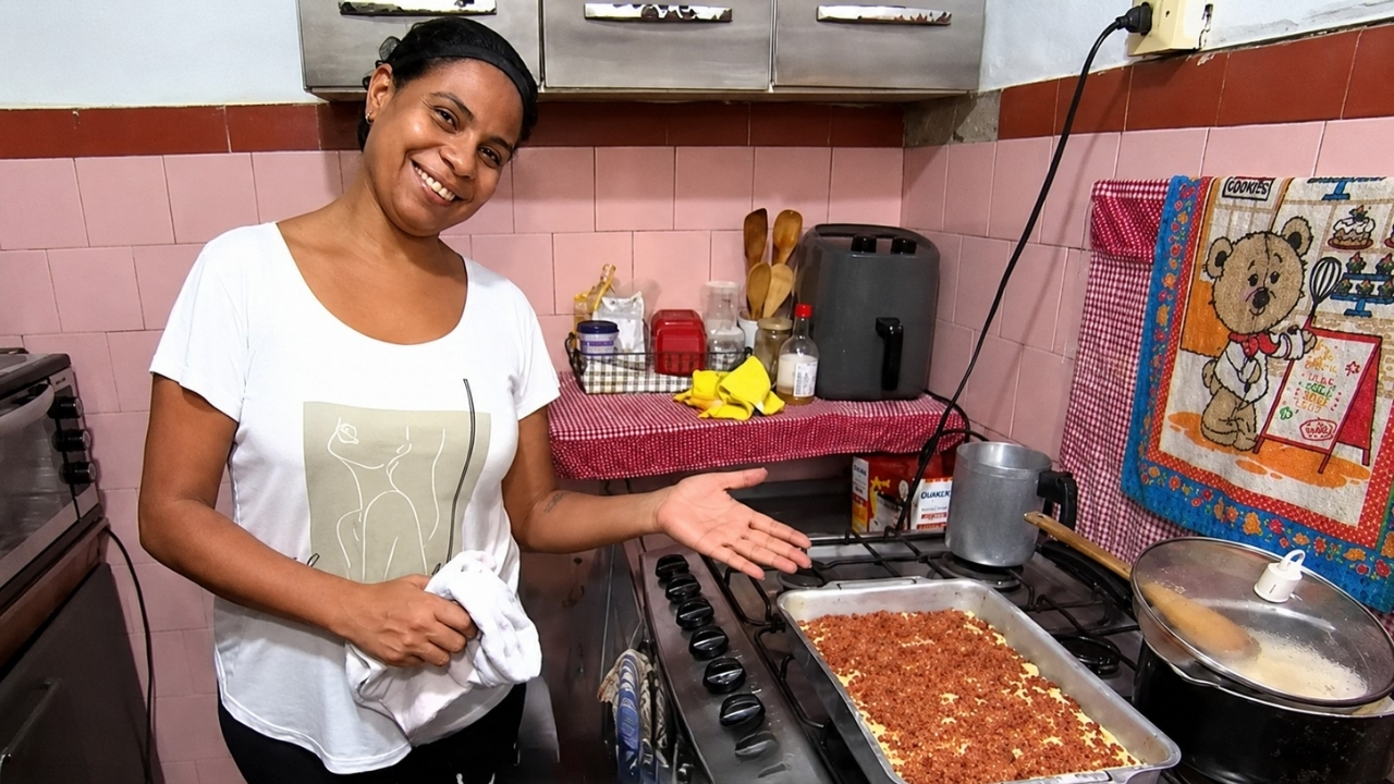 Mãe de quatro filhos enfrenta dificuldades financeiras em São Paulo, troca empregos fora de casa por tortas doces e salgadas e transforma a cozinha em fonte de renda para sustentar a