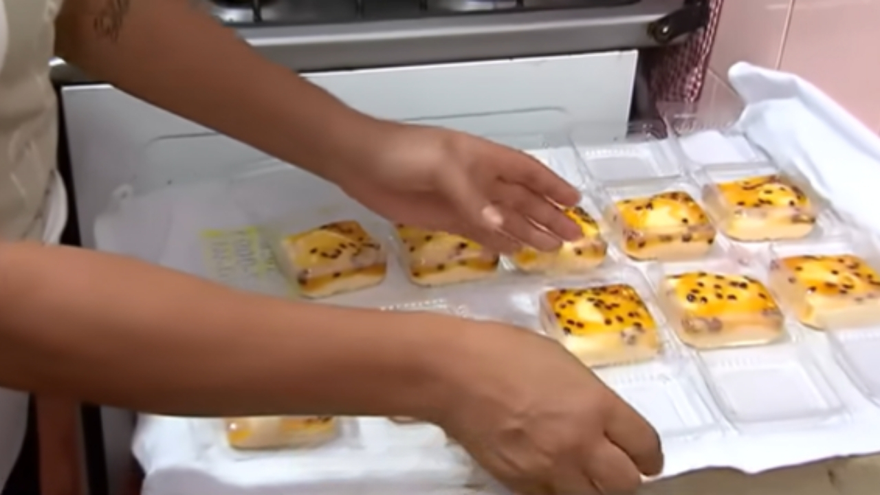 Tortas caseiras ajudam Érika Cristina Oliveira, mãe de quatro filhos em São Paulo, a buscar renda e enfermagem para mudar o futuro.