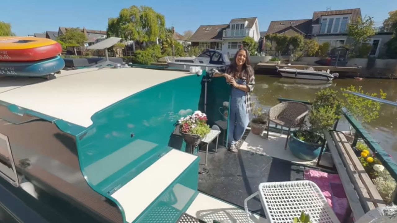 Morar em barco em Londres: Becca usa energia solar, Starlink e baterias de lítio em casa flutuante.