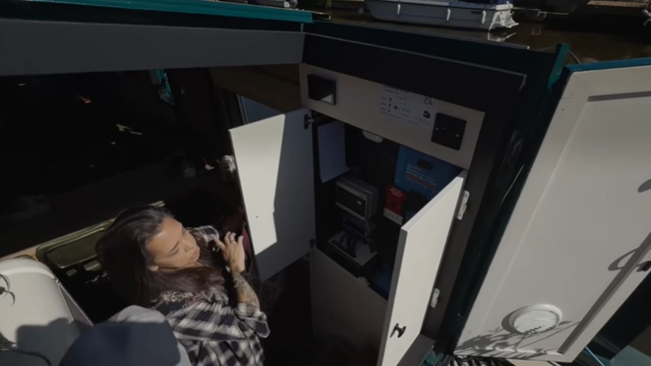 Morar em barco em Londres: Becca usa energia solar, Starlink e baterias de lítio em casa flutuante.
