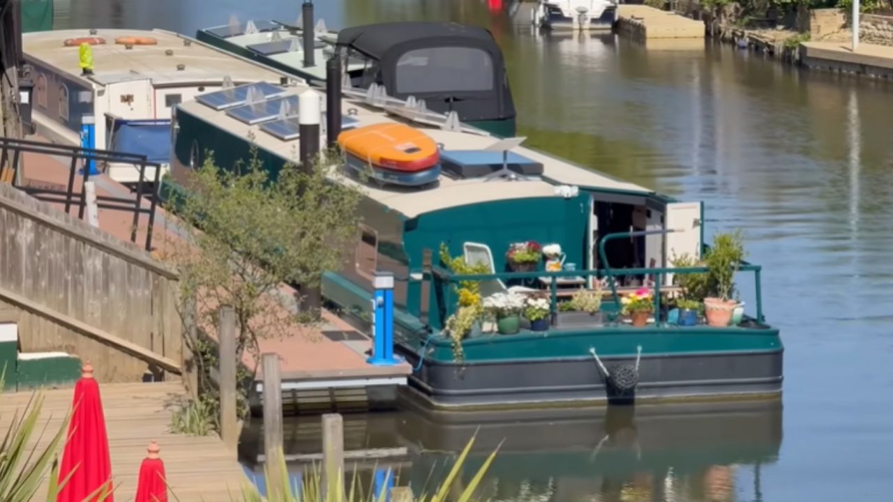 Morar em barco em Londres: Becca usa energia solar, Starlink e baterias de lítio em casa flutuante.