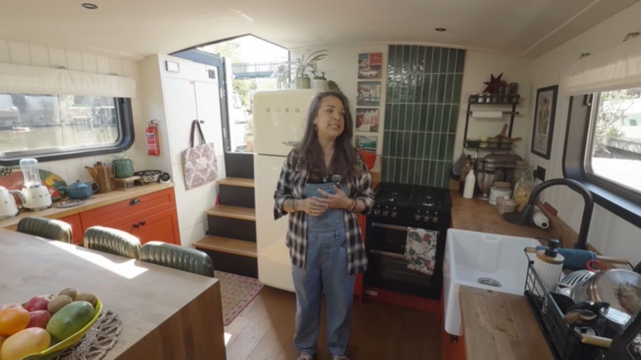 Morar em barco em Londres: Becca usa energia solar, Starlink e baterias de lítio em casa flutuante.