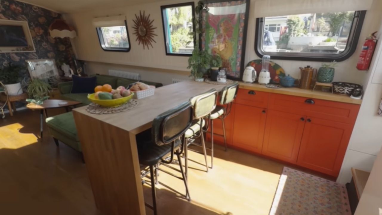 Morar em barco em Londres: Becca usa energia solar, Starlink e baterias de lítio em casa flutuante.