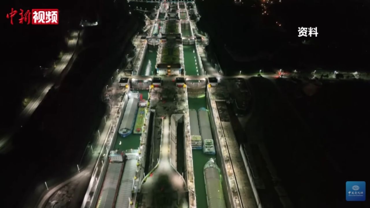 Navios no Yangtze ganham eclusas nas Três Gargantas e em Gezhouba para aliviar gargalos logísticos.