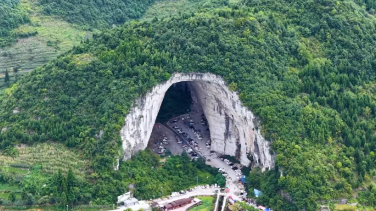 Caverna Caverna Qingxu, em Guizhou, une ponte natural e formação cárstica gigante com carros no interior.