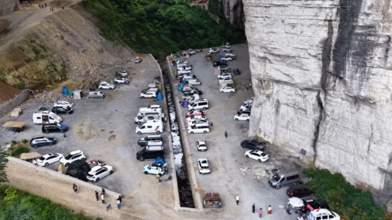 Caverna Caverna Qingxu, em Guizhou, une ponte natural e formação cárstica gigante com carros no interior.