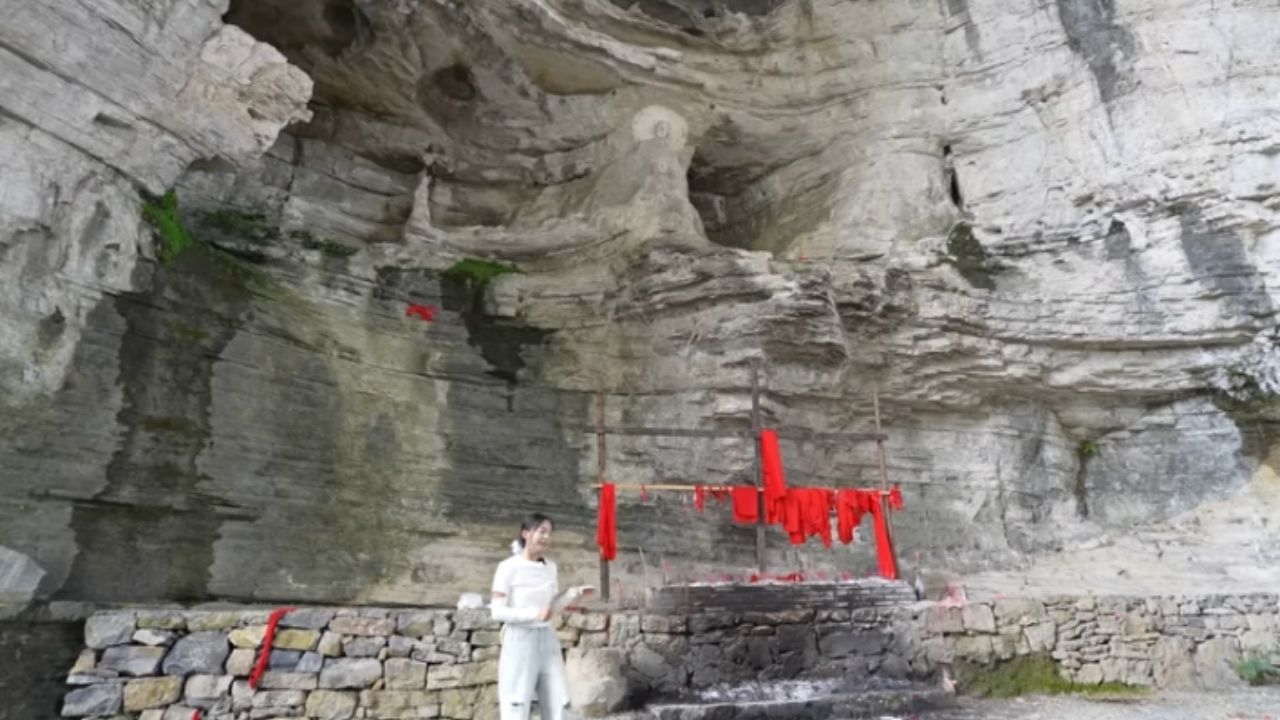 Caverna Caverna Qingxu, em Guizhou, une ponte natural e formação cárstica gigante com carros no interior.