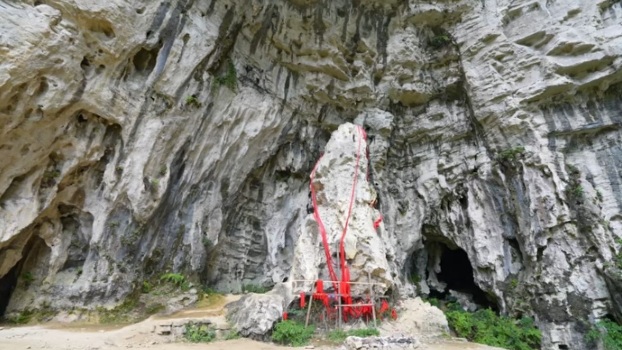 Caverna Caverna Qingxu, em Guizhou, une ponte natural e formação cárstica gigante com carros no interior.
