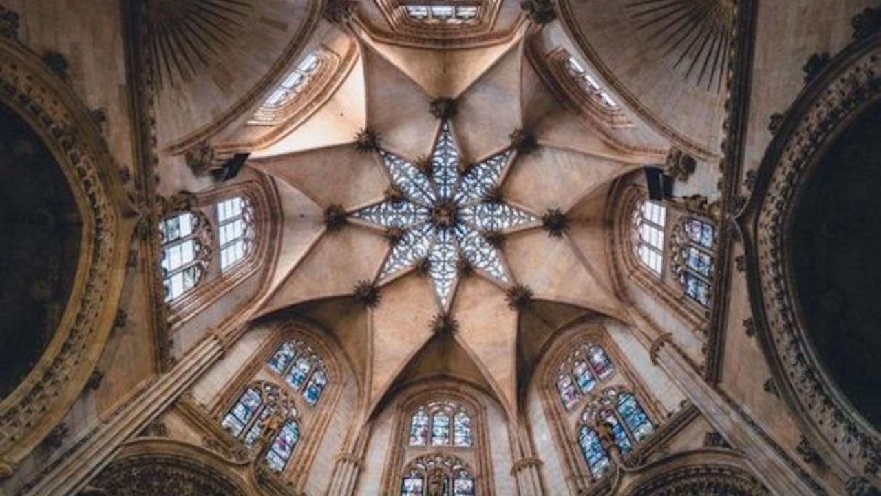 Igreja gótica Catedral de Colônia levou 632 anos, guardou relíquias dos Três Reis Magos e marcou a arquitetura gótica.