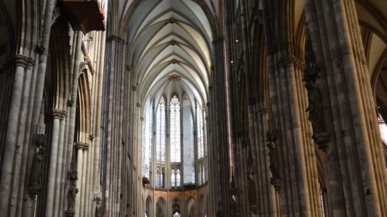 Igreja gótica Catedral de Colônia levou 632 anos, guardou relíquias dos Três Reis Magos e marcou a arquitetura gótica.