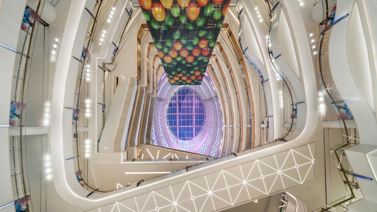 O maior shopping do mundo em um único prédio fica em Wuhan, na China, tem 800 mil m² e abriga centro de equitação na cobertura e pista de esqui coberta.