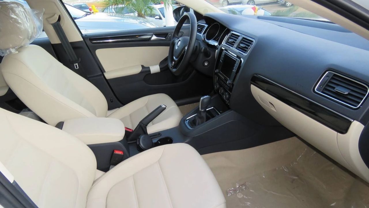 Mais barato que HB20, Onix e Argo novos, esse sedã alemão entrega porta-malas de 510 litros, motor 2.0 aspirado, câmbio automático e mecânica conhecida; o Volkswagen Jetta