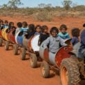 Numa comunidade aborígene da Austrália, a reciclagem criativa de tambores de metal virou um trem de transporte escolar e fez a frequência escolar subir.