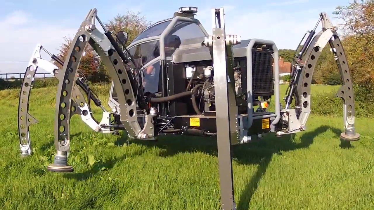 Mantis, criado por Matt Denton, pesa 1,9 tonelada, tem seis pernas hidráulicas e entrou para o Guinness como o maior robô hexápode pilotável do mundo.