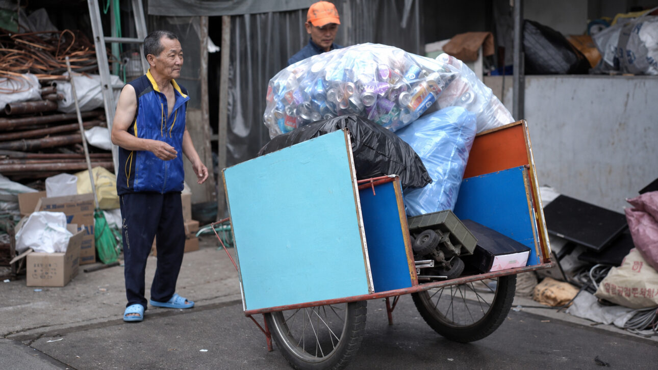Mão de obra invisível sustenta uma parte da recuperação de materiais na cadeira da reciclagem.