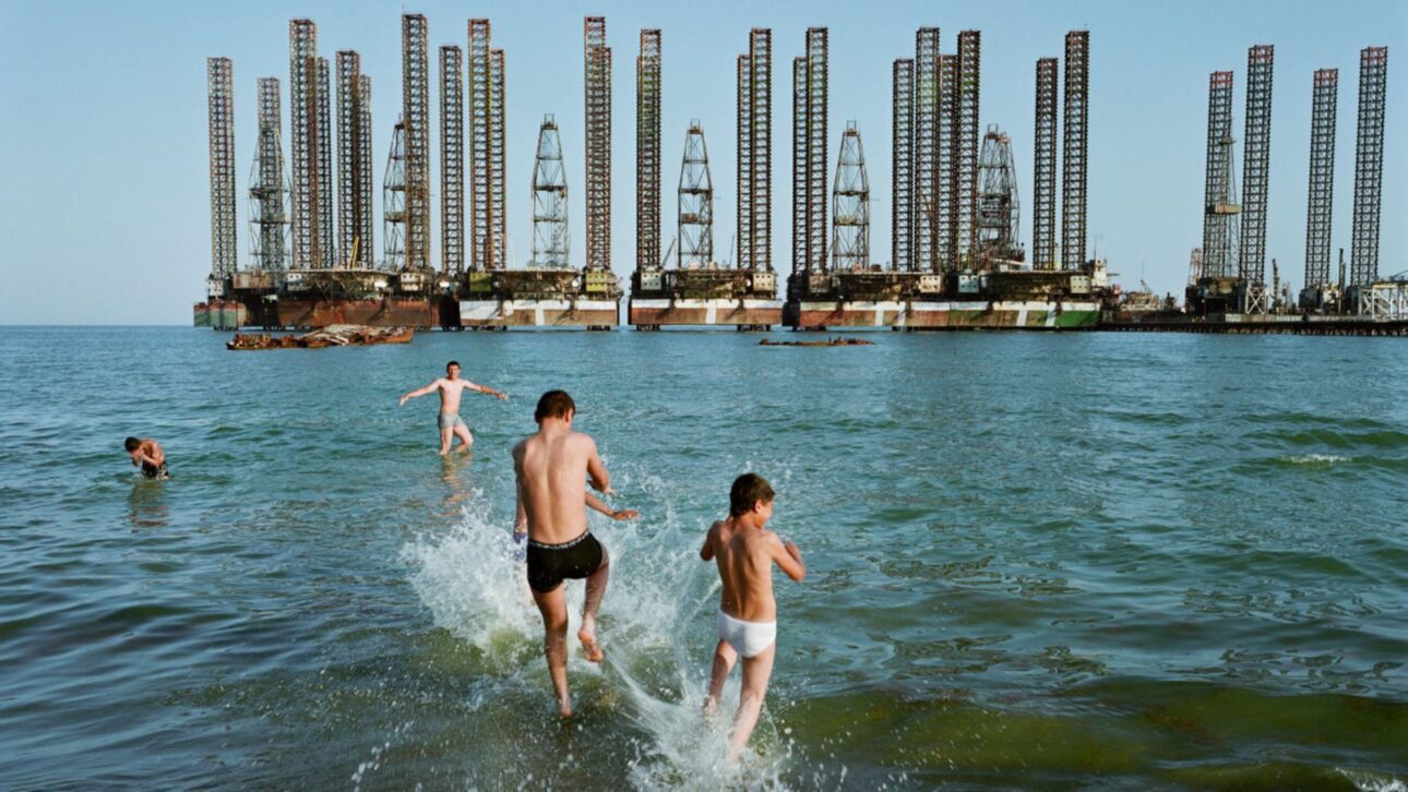 O Mar Cáspio, maior lago do mundo, seca pelas mudanças climáticas: a evaporação pode tirar até 21 m e secar portos do Cazaquistão neste século.
