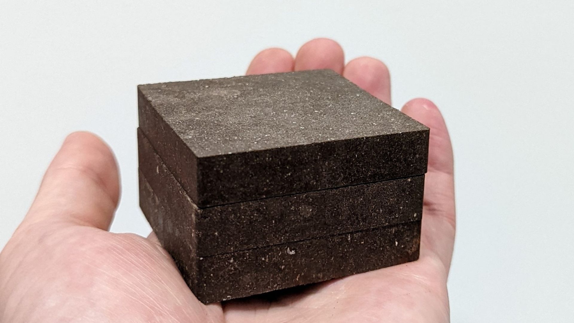 Material chamado StarCrete usa poeira simulada de Marte, amido de batata e sal, alcança 72 MPa e supera a resistência do concreto convencional.