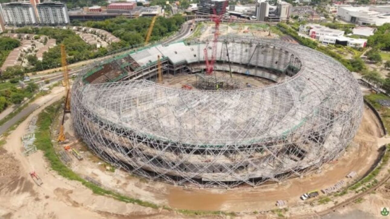 Mega stadium of R$ 2.5 billion financed by China closes perimeter metal structure 40 meters above the ground