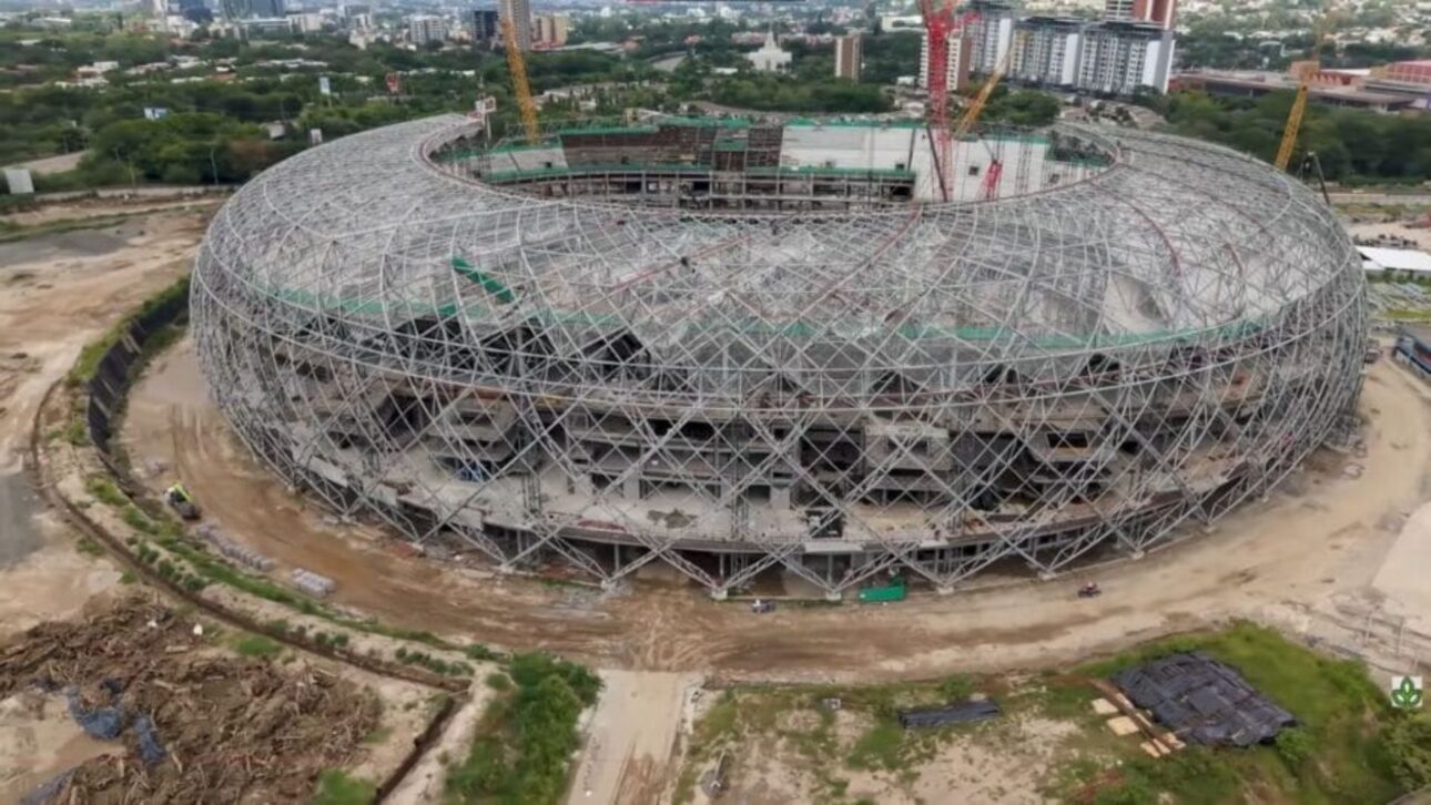 Mega stadium of R$ 2.5 billion financed by China closes perimeter metal structure at 40 meters above the ground