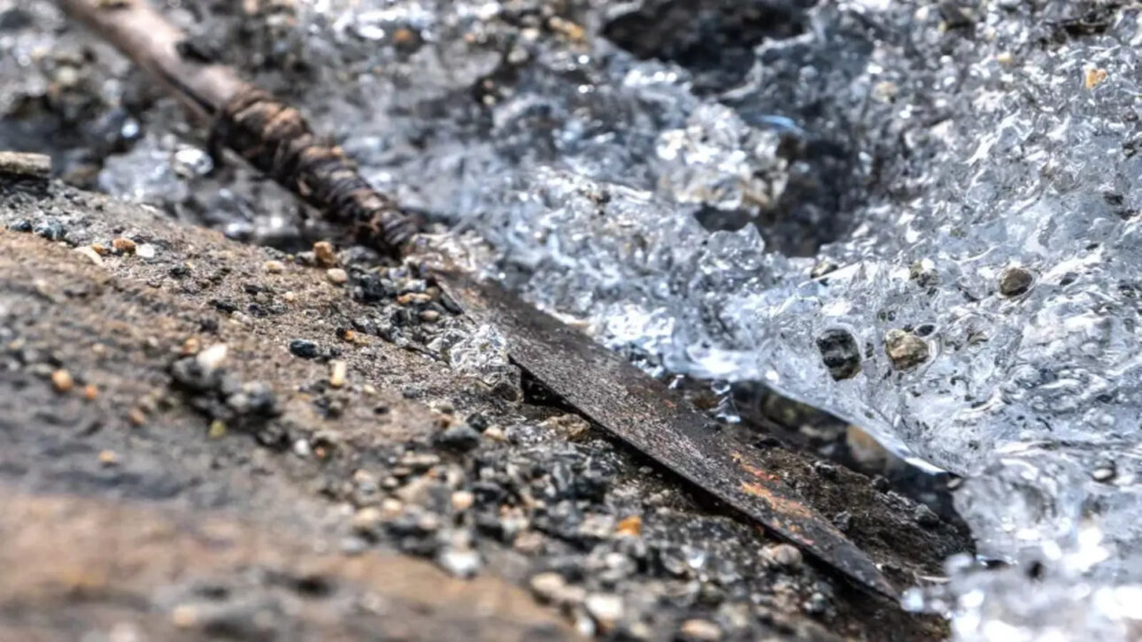 Sapato de 3.400 anos encontrado no degelo da Noruega levou arqueólogos a recuperar 4.500 artefatos preservados sob o gelo.