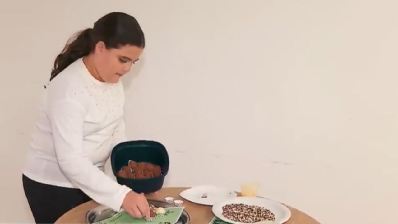 Aos poucos, a rotina deixou de ser apenas uma brincadeira para juntar dinheiro e passou a envolver produção, divulgação, cálculo de preço, conversa com clientes e decisões simples de gestão.
