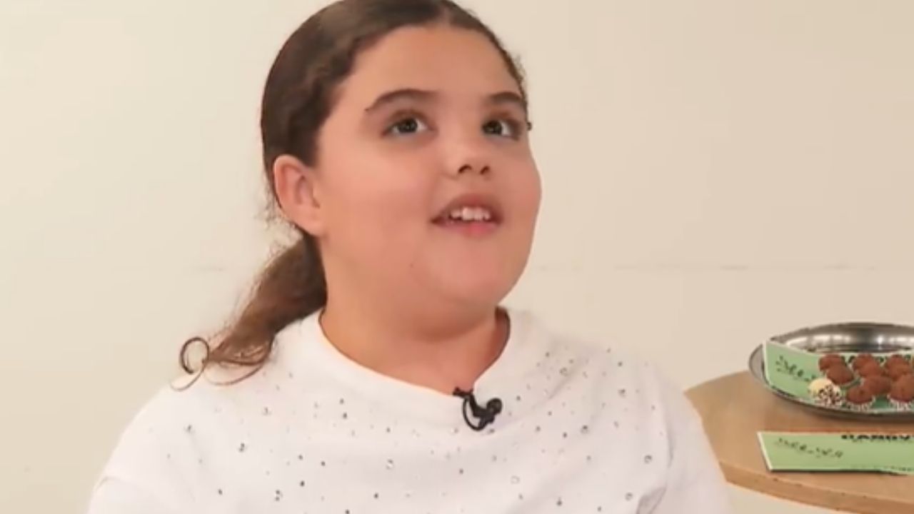 Ana Laura começou a vender doces aos 7, faz docinhos, usa redes sociais e aprende negociação com clientes aos 11.