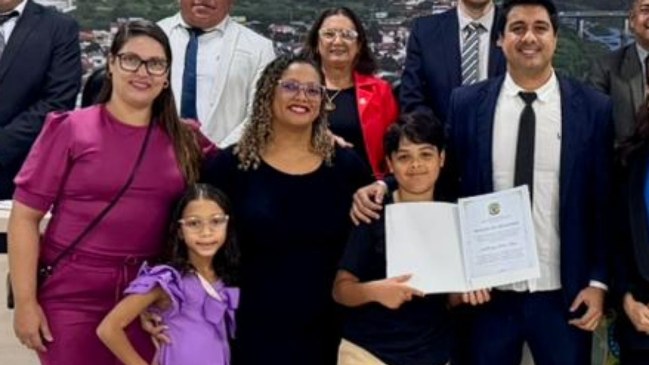 Menino baiano de 10 anos encontra caminho diferente para multiplicação, reorganiza somas parciais em base 10 e transforma um cálculo comum da escola em exemplo de criatividade