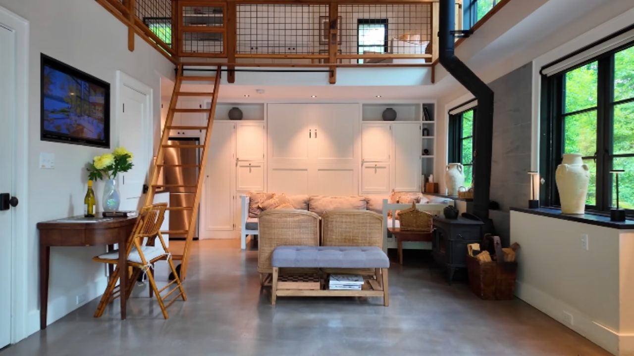 A mini casa em Connecticut nasceu de garagem e ganhou sauna, rio e móveis escondidos em refúgio compacto de 700 pés quadrados.