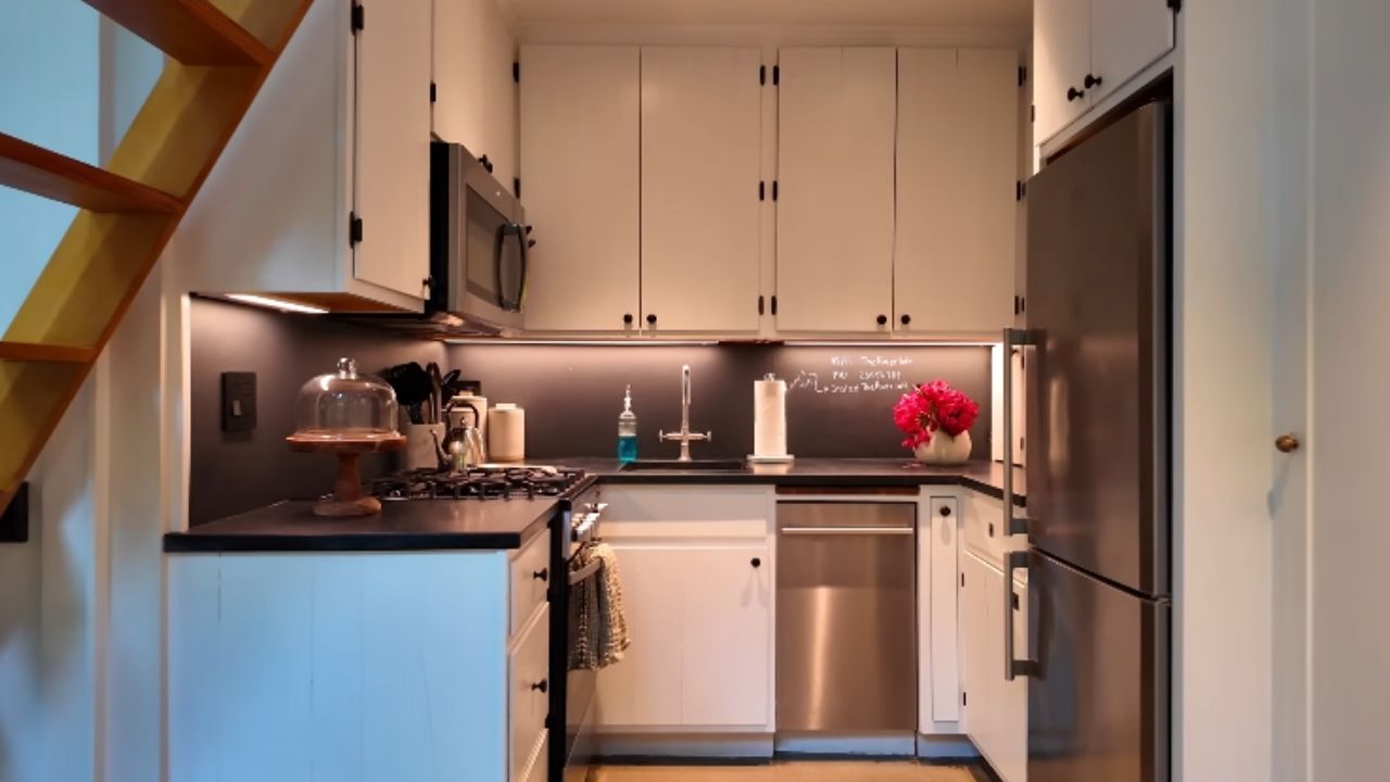 A mini casa em Connecticut nasceu de garagem e ganhou sauna, rio e móveis escondidos em refúgio compacto de 700 pés quadrados.