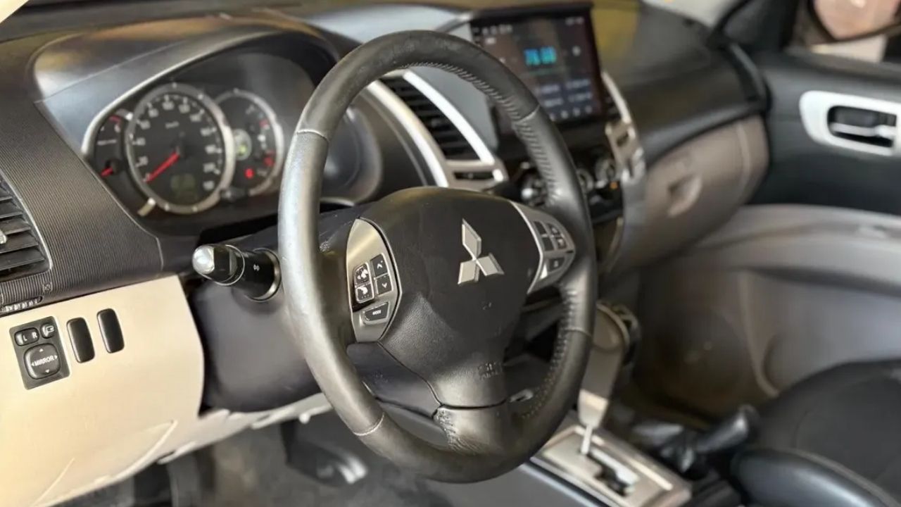Mitsubishi Pajero Dakar diesel de 2012 aparece com 314 mil km e ainda chama atenção pela fama de resistente; SUV 4x4 de sete lugares encara trilhas, mas sinais de uso severo