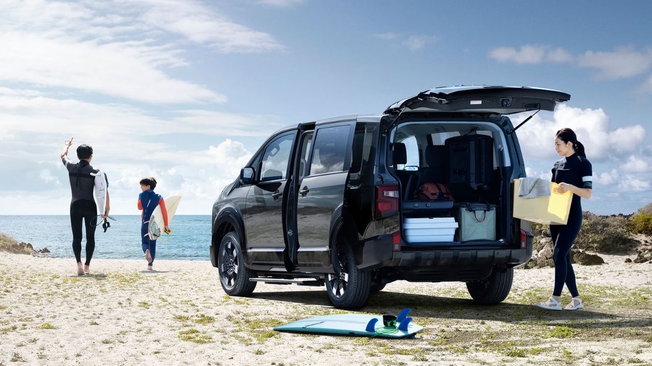 Mitsubishi Delica D:5 une diesel, 4WD e Japão em minivan familiar com preço convertido menor que SUV vendido no Brasil.