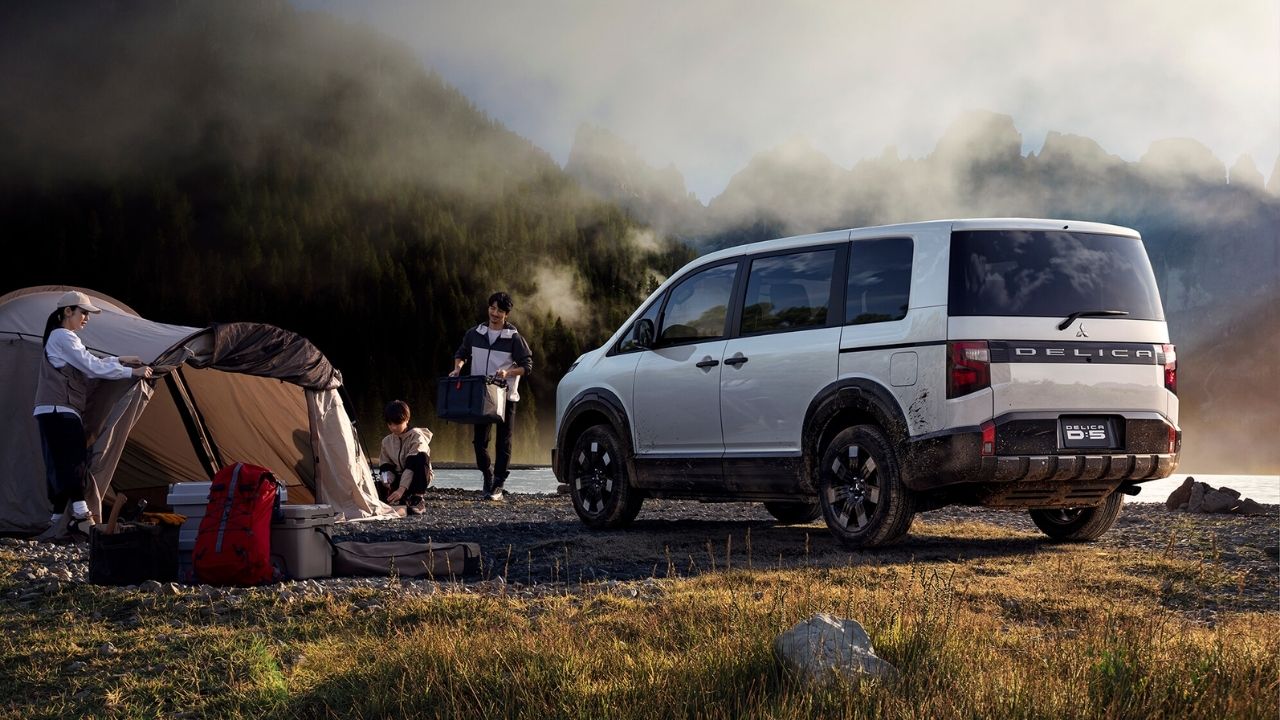 Mitsubishi Delica D:5 une diesel, 4WD e Japão em minivan familiar com preço convertido menor que SUV vendido no Brasil.