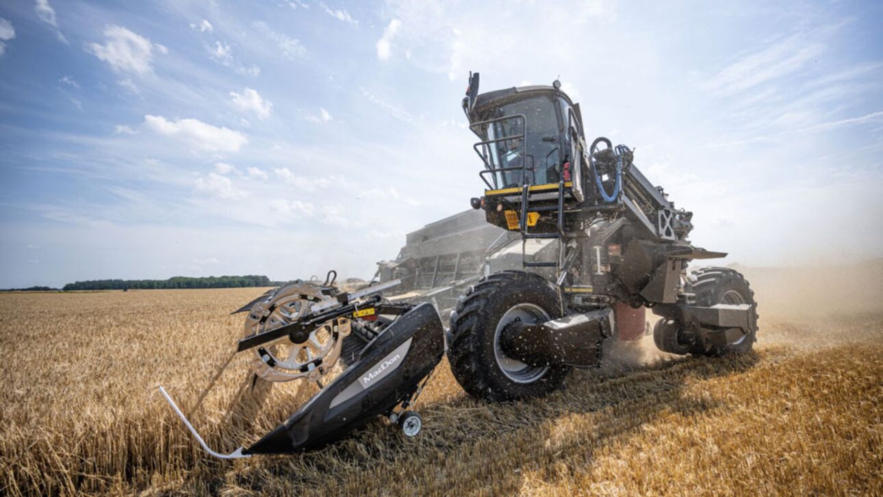 NEXAT, máquina elétrica de 1.100 cavalos, chega ao agro brasileiro pela Bahia, testada na Agro Basso, e substitui trator, pulverizador e colheitadeira.
